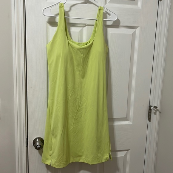 Old Navy Dresses & Skirts - Women’s athletic dress w/build in shorts w/pockets